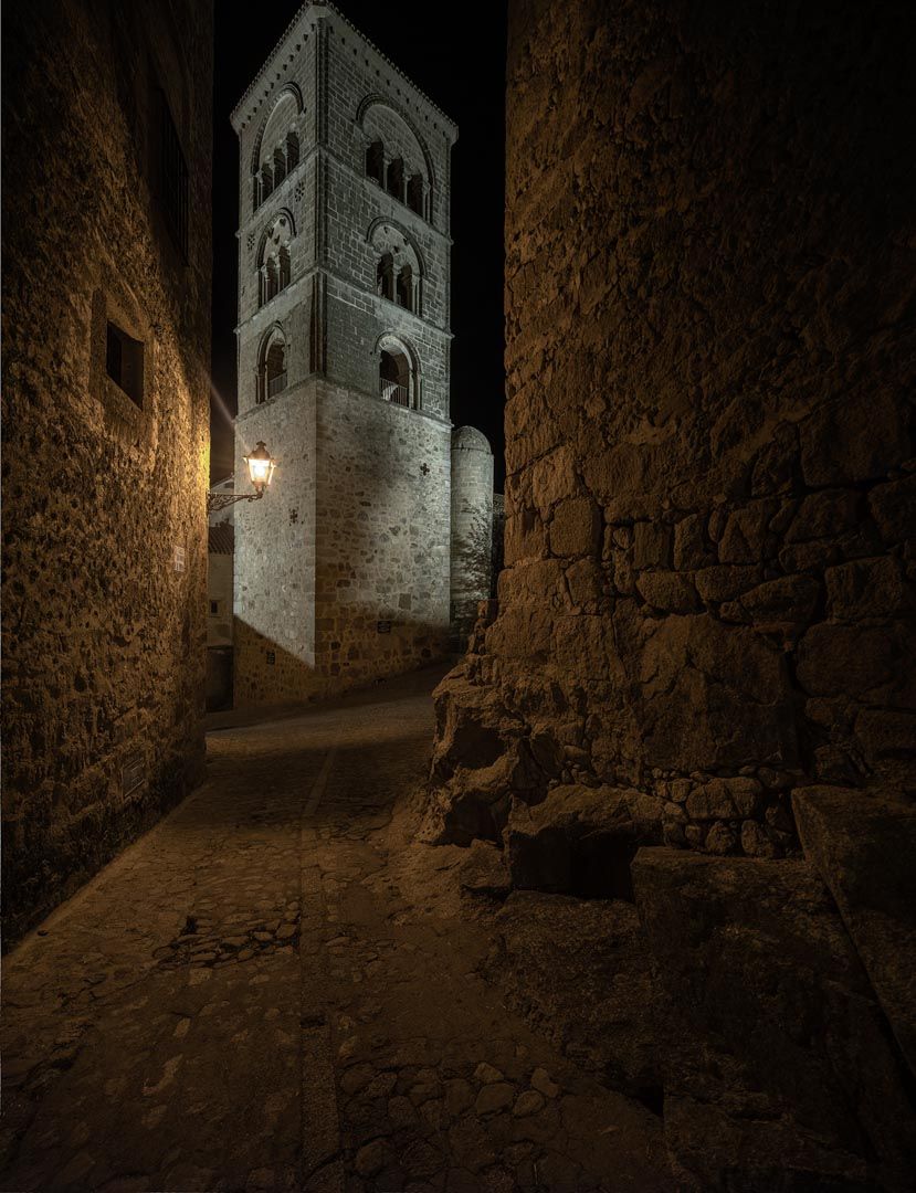 Parada en la Torre Julio en una Ruta nocturna por Trujillo