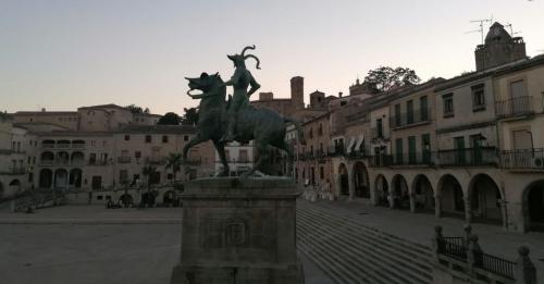 Foto-2-punto-de-inicio-estatua-de-Pizarro-al-atardecer-1024x534